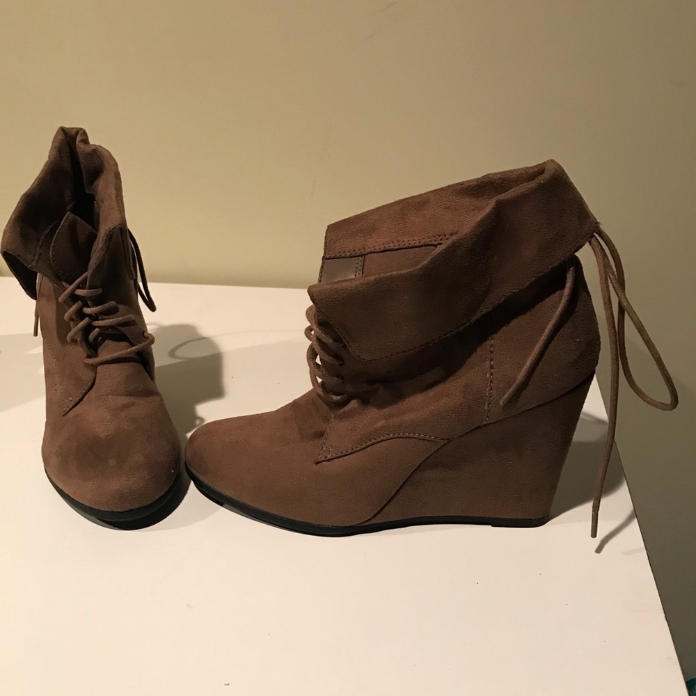 Fioni Women’s Wedge Boots Size 9.5